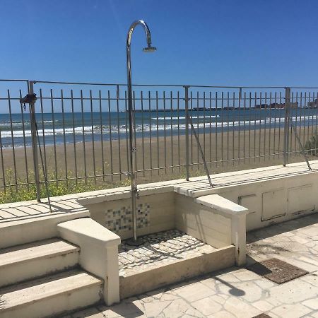 La Casa Sulla Spiaggia Apartment Nettuno Bagian luar foto