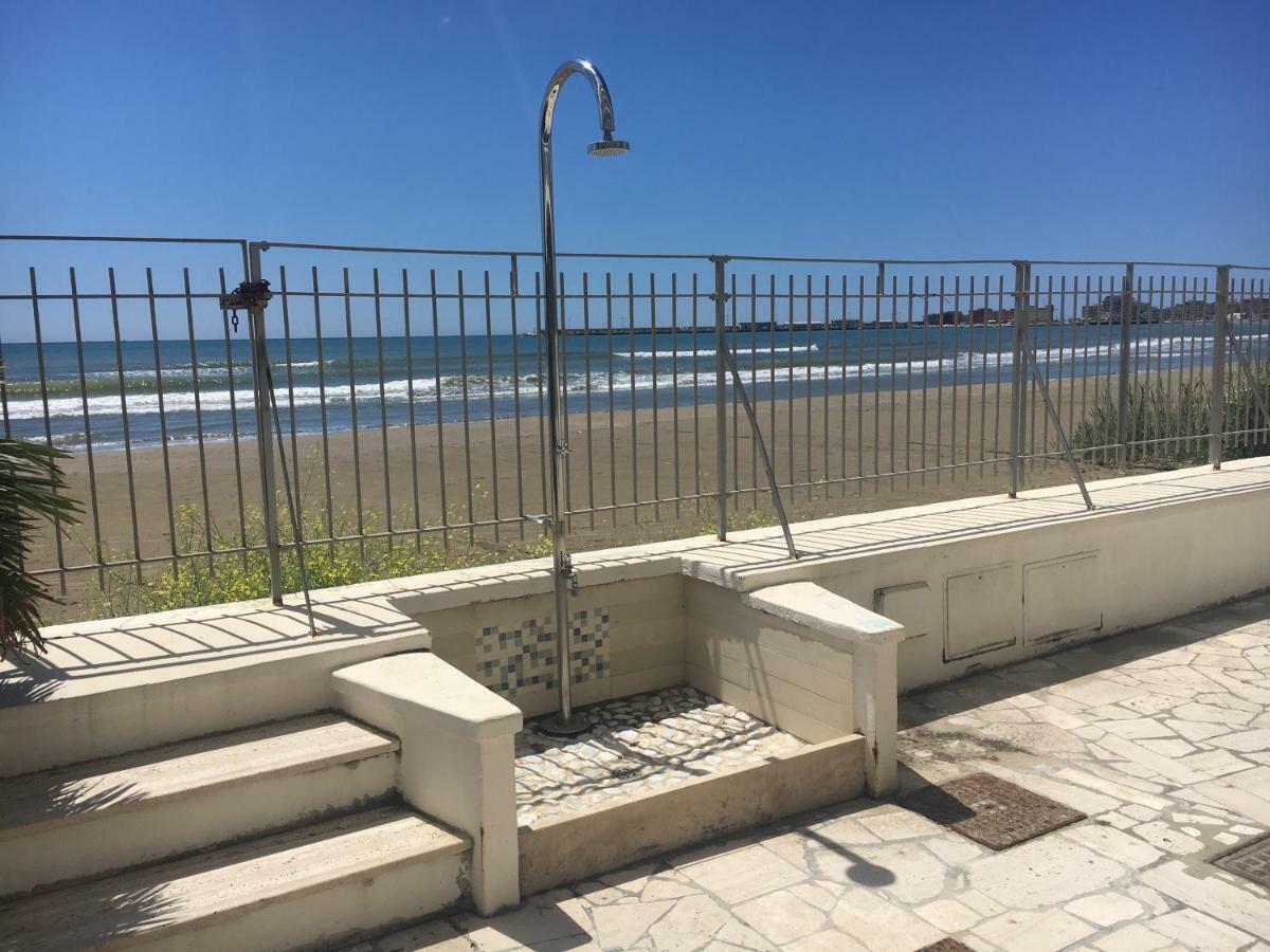 La Casa Sulla Spiaggia Apartment Nettuno Bagian luar foto